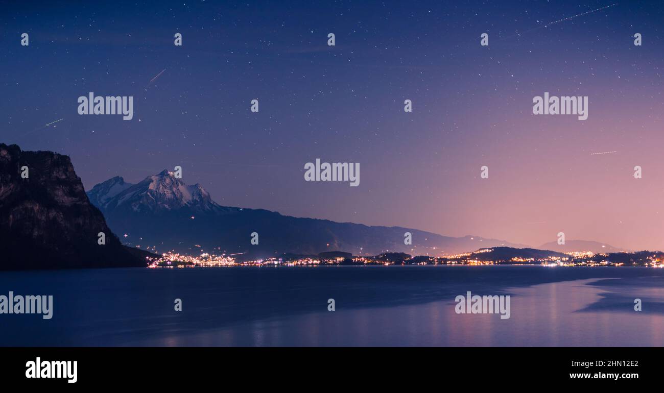 Panorama nocturne. Lumières de la ville. Alpes suisses. Canton de Lucerne. Suisse. Banque D'Images