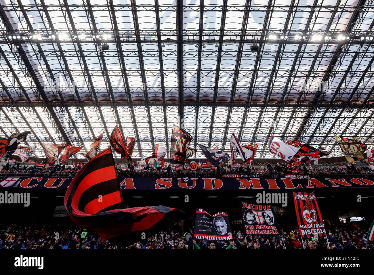 Stade San Siro, Milan, Italie, 13 février 2022, AC Milan Curva Sud Ultras  fanions et chanter pour soutenir leur équipe pendant AC Milan vs UC  Sampdoria - football italien série A match