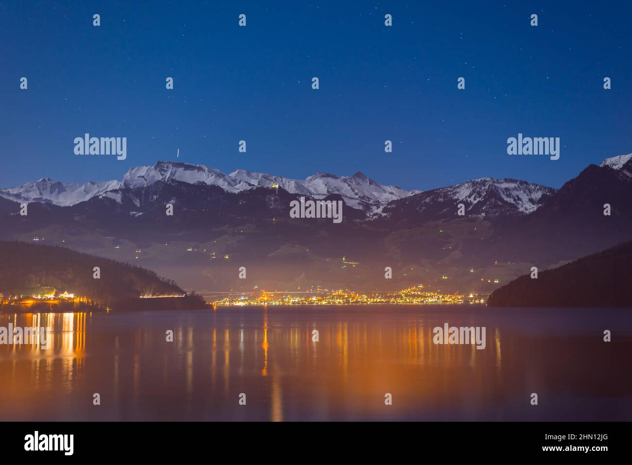 Panorama nocturne. Alpes suisses. Canton de Nidwalden Banque D'Images