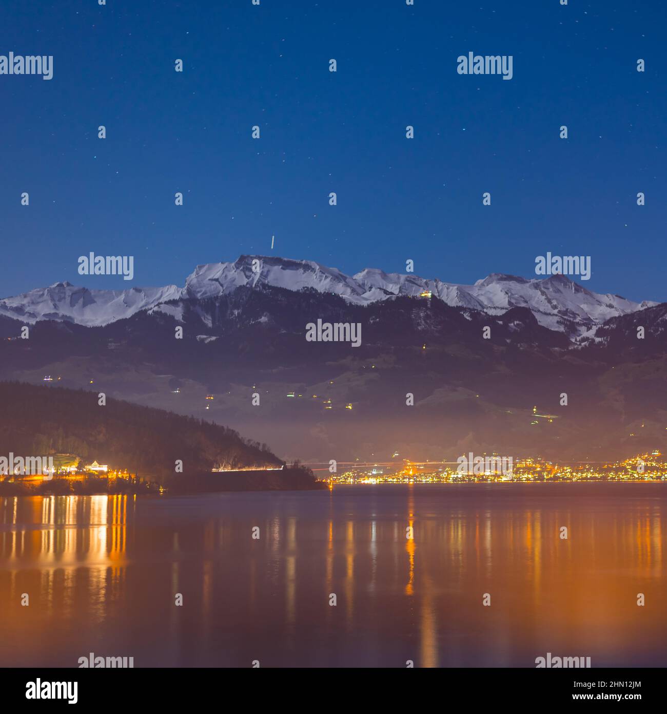 Panorama nocturne. Alpes suisses. Canton de Nidwalden Banque D'Images