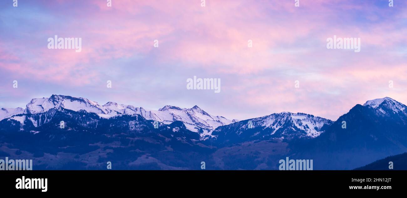 Panorama nocturne. Alpes suisses. Canton de Nidwalden Banque D'Images
