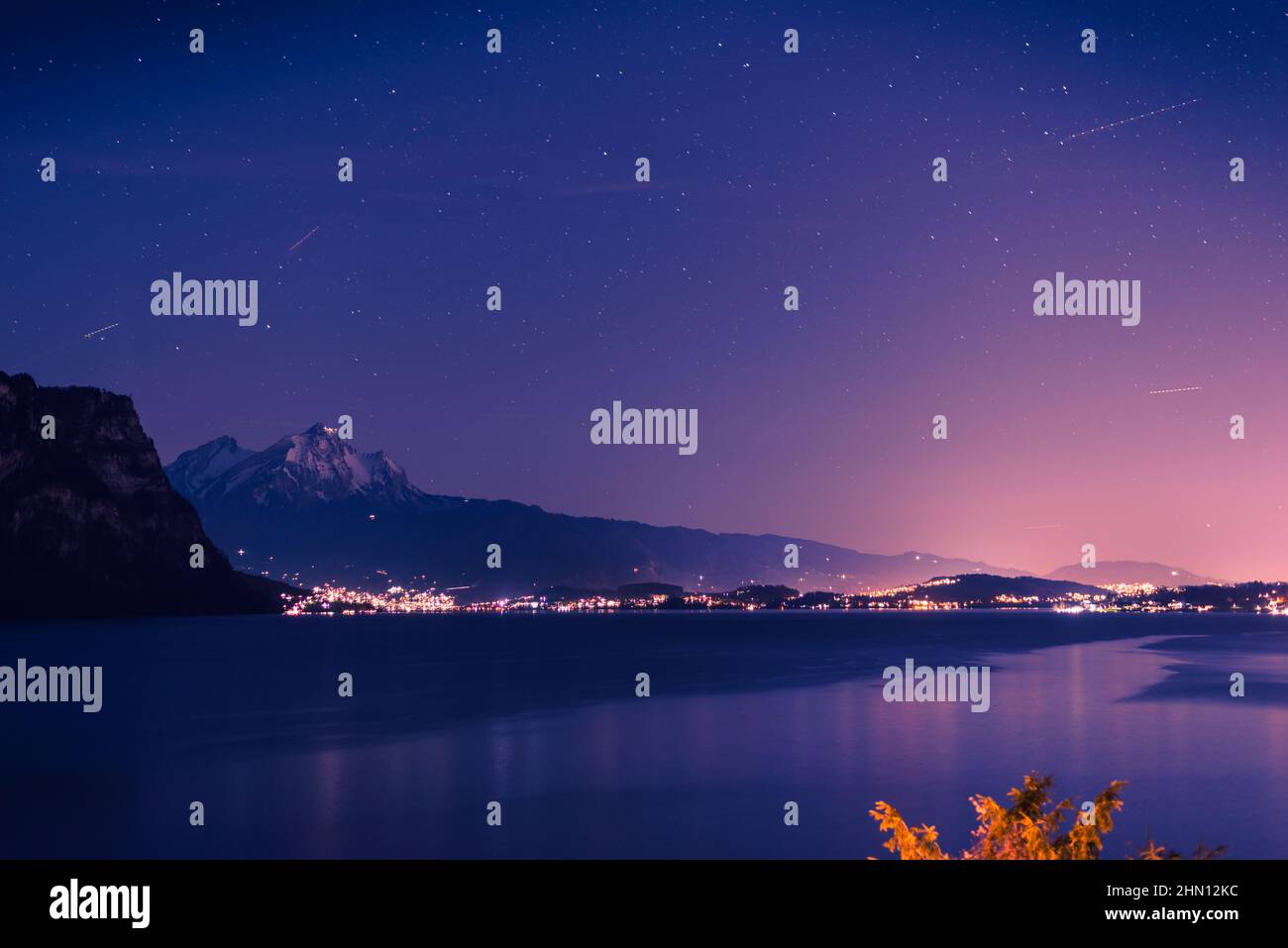 Panorama nocturne. Lumières de la ville. Alpes suisses. Canton de Lucerne. Suisse. Banque D'Images