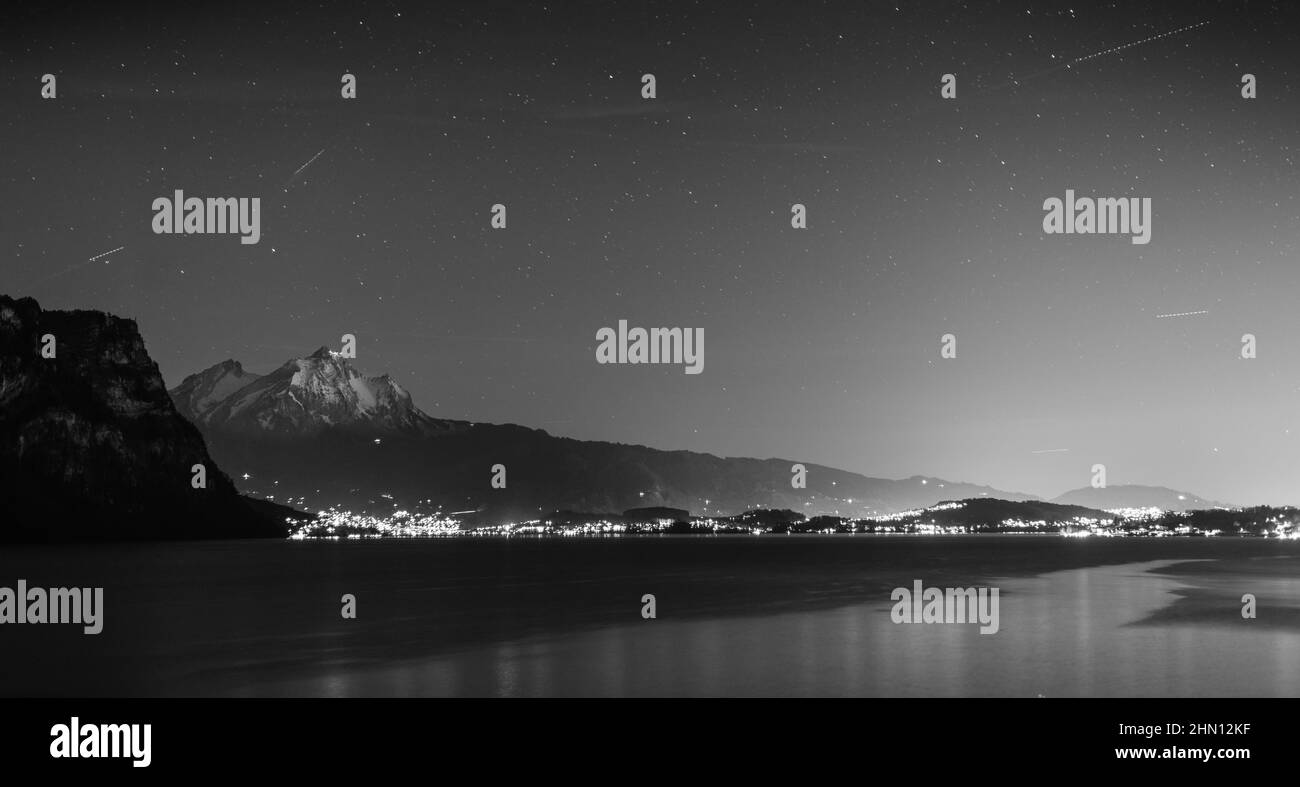 Noir et blanc. Panorama nocturne. Lumières de la ville. Alpes suisses. Canton de Lucerne. Suisse. Banque D'Images