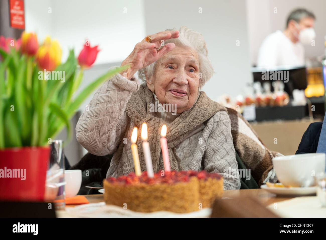Stuttgart Allemagne 13th Fevr 22 Mina Hehn Fete Ses 109th Ans Dans Un Cafe La Grand Mere Avait Survecu A Une Grave Maladie De Covid 19 Pendant Noel A Dpa Presque Un Miracle