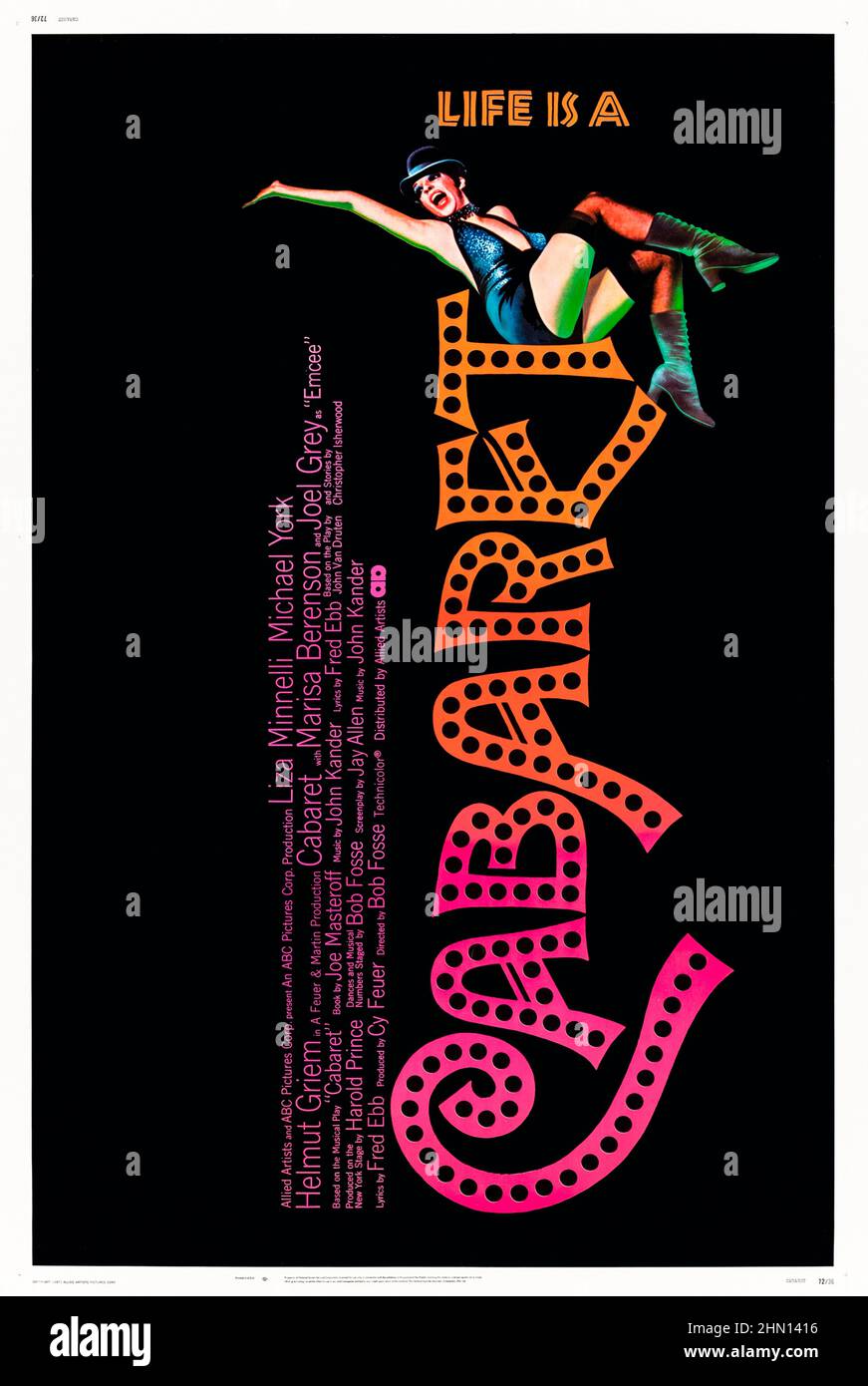 Cabaret (1972) réalisé par Bob Fosse et avec Liza Minnelli, Michael York et Helmut Griem. Une animatrice de club de girlie féminine dans l'ère de la République de Weimar Berlin romance deux hommes tandis que le parti nazi s'élève au pouvoir autour d'eux. Banque D'Images