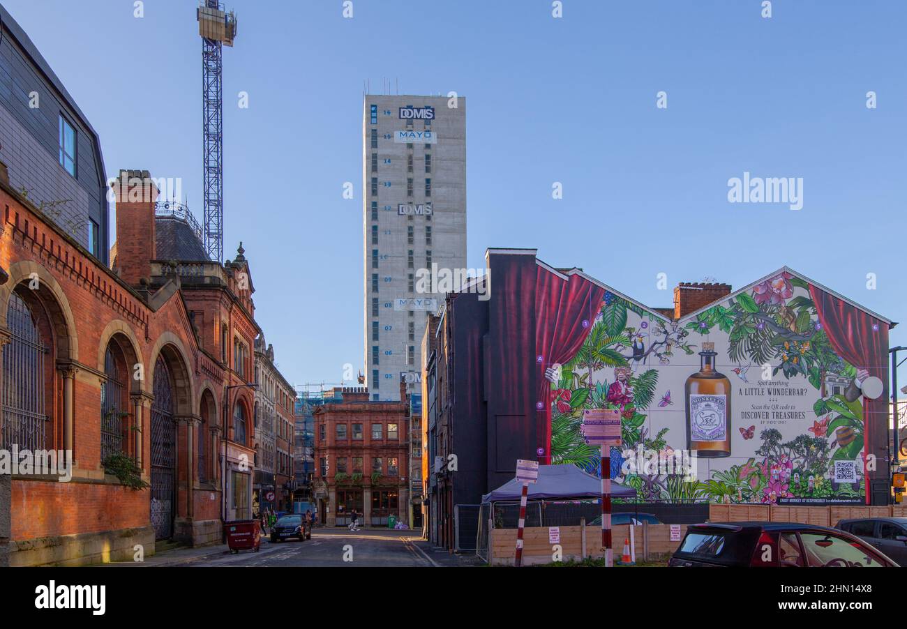 La façade de la rue Salmon de l'ancien marché de gros du poisson de Manchester, la construction de la tour Back Turner Street et une fresque publicitaire de M Banque D'Images