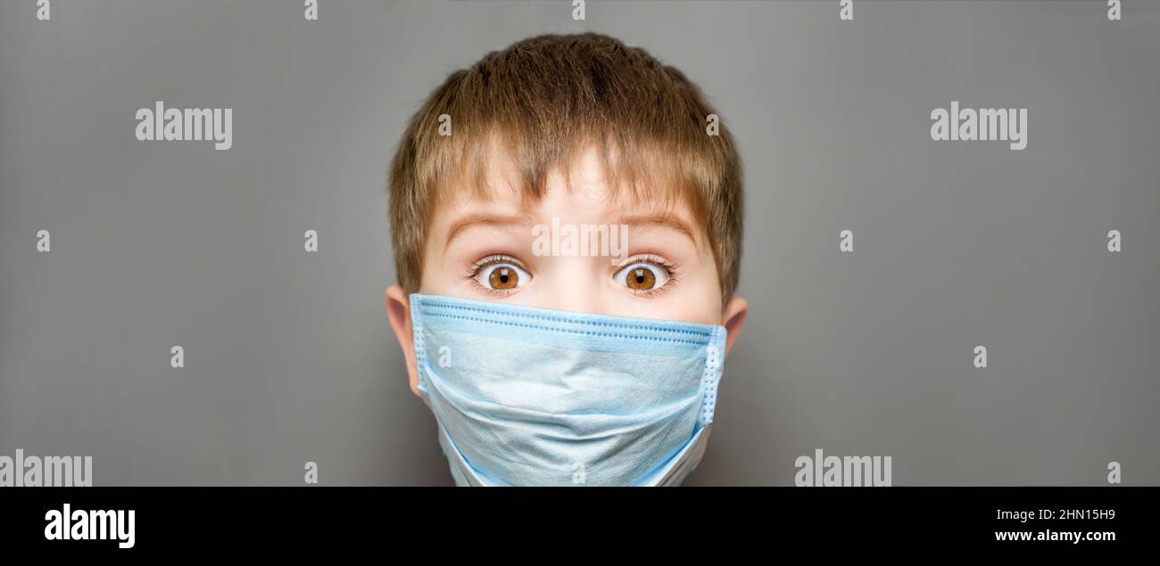 Exigence obligatoire du vaccin Covid-19. Garçon surpris enfant surpris portant un masque de visage requis pour entrer. Preuve de vaccination requise. Coronavirus Banque D'Images