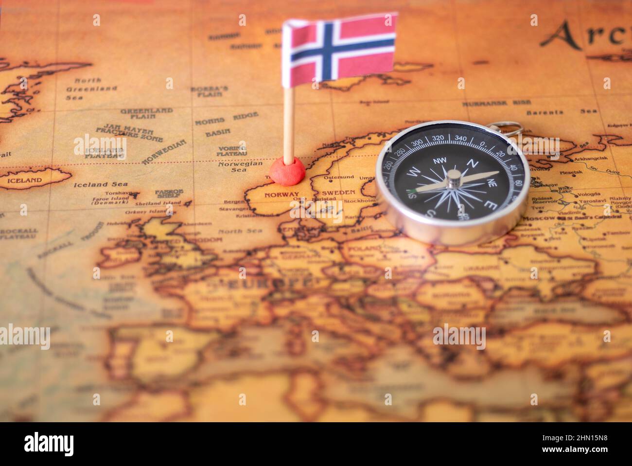 Drapeau norvégien et boussole sur la carte du monde. Le concept de voyage et de loisirs en Norvège. Banque D'Images
