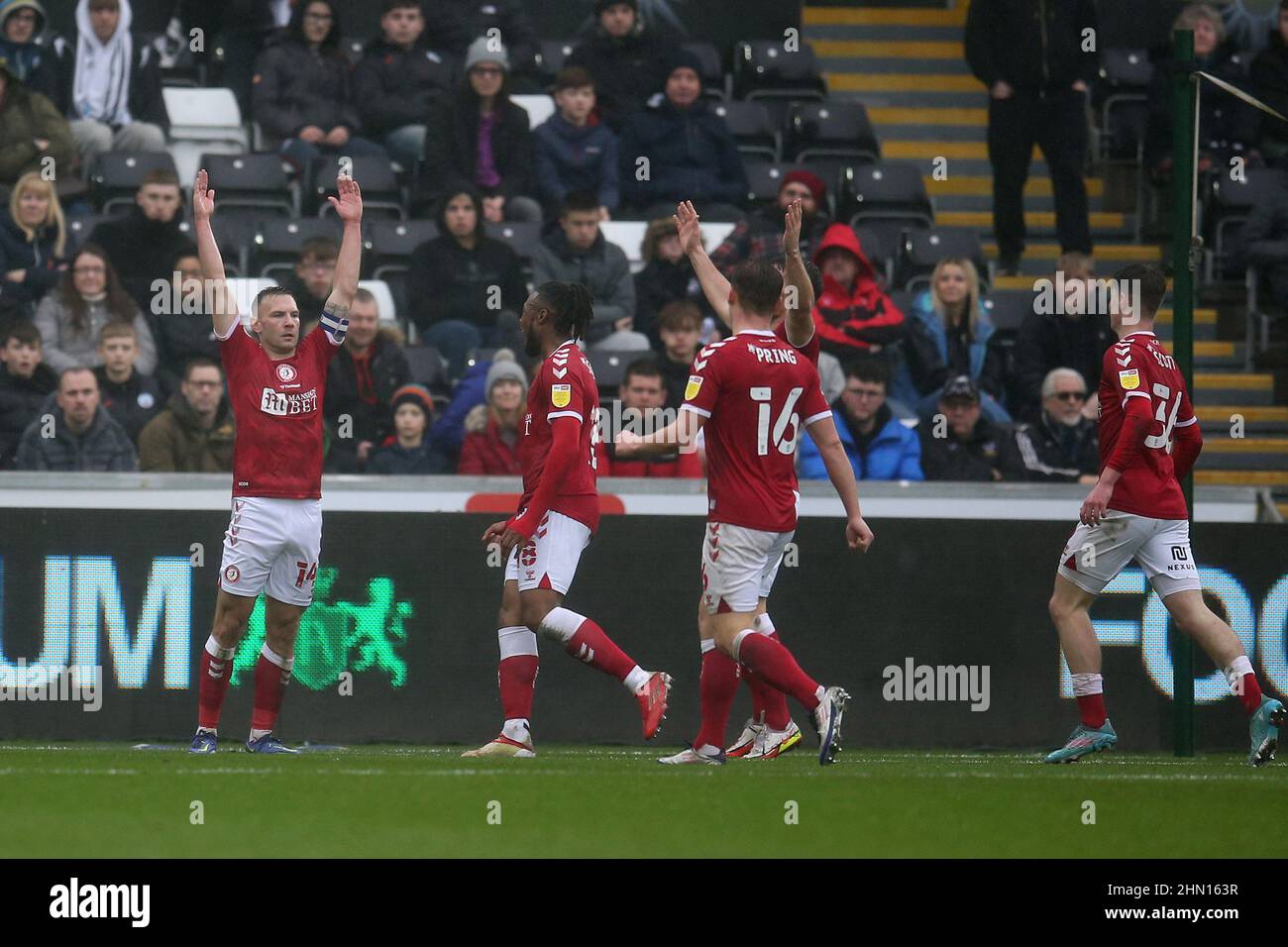 Swansea, Royaume-Uni. 13th févr. 2022. Andreas Weimann, de Bristol City (14), fête avec ses coéquipiers après avoir atteint le but de ses équipes en 1st. EFL Skybet Championship Match, Swansea City et Bristol City au stade Swansea.com de Swansea le dimanche 13th février 2022. Cette image ne peut être utilisée qu'à des fins éditoriales. Utilisation éditoriale uniquement, licence requise pour une utilisation commerciale. Aucune utilisation dans les Paris, les jeux ou les publications d'un seul club/ligue/joueur. photo par Andrew Orchard/Andrew Orchard sports Photography/Alamy Live News crédit: Andrew Orchard sports Photography/Alamy Live News Banque D'Images