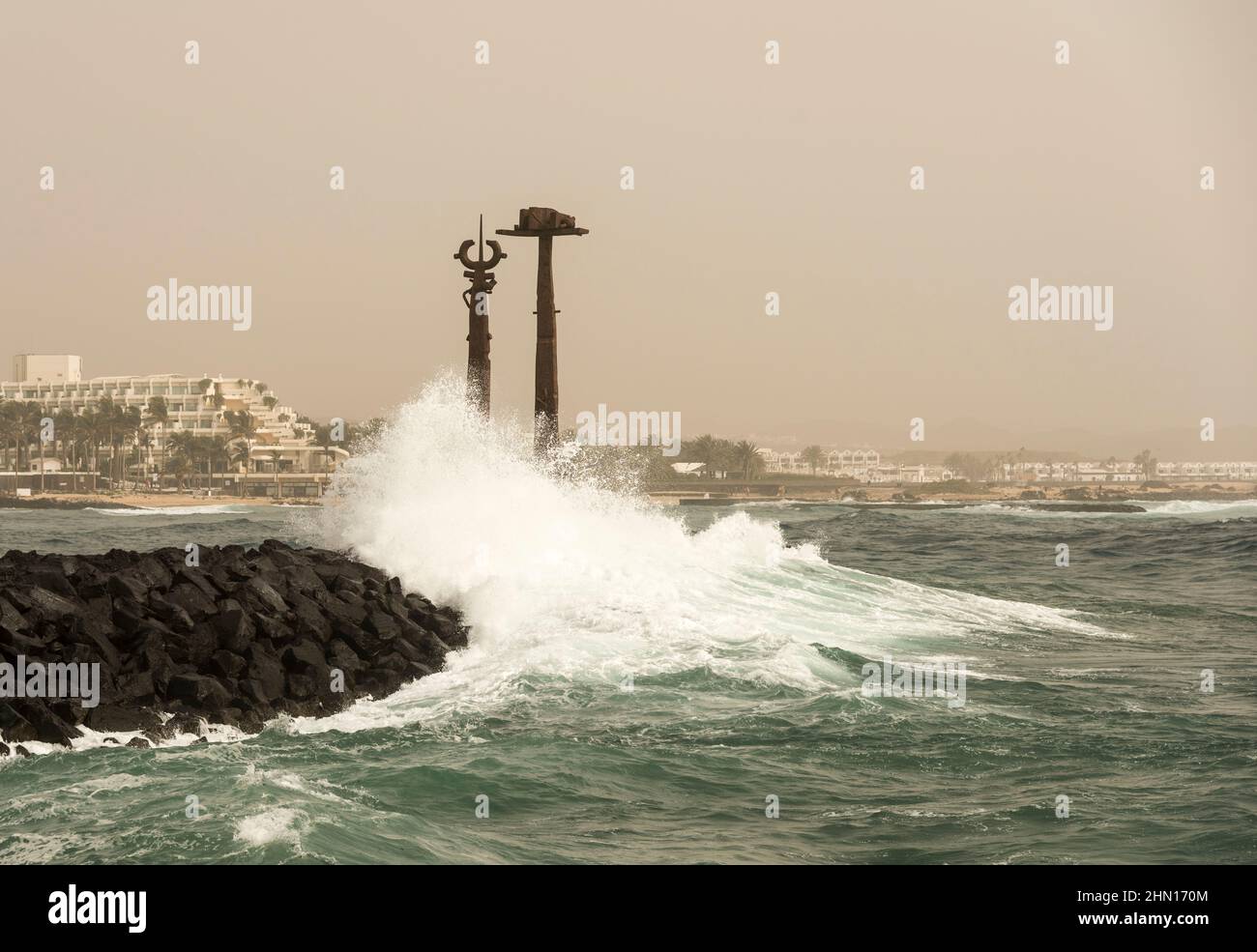 Les vagues se brisent pendant le temps de tempête à Lanzarote îles Canaries Espagne Banque D'Images