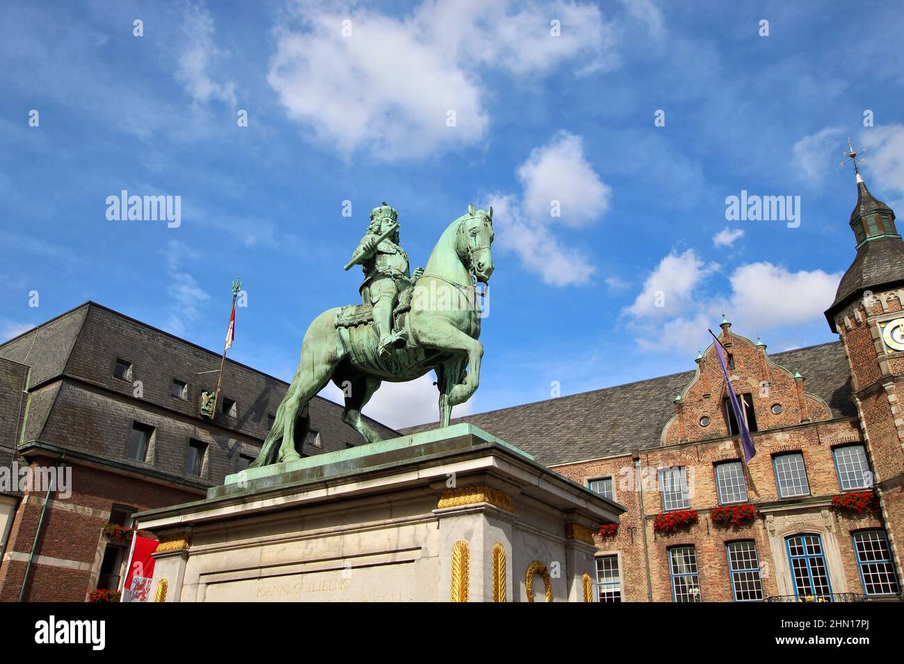 Vue à angle bas de la statue équestre de Jan Wellem (Johann Wilhelm II) sur la place du marché à Düsseldorf/Allemagne. Banque D'Images