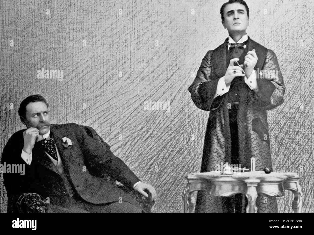 SHERLOCK HOLMES. L'acteur américain William Gillette AS Holmes avec sa seringue hypodermique au Garrick Theatre, New York 1899, regardé par un craintif Dr. Watson. Banque D'Images