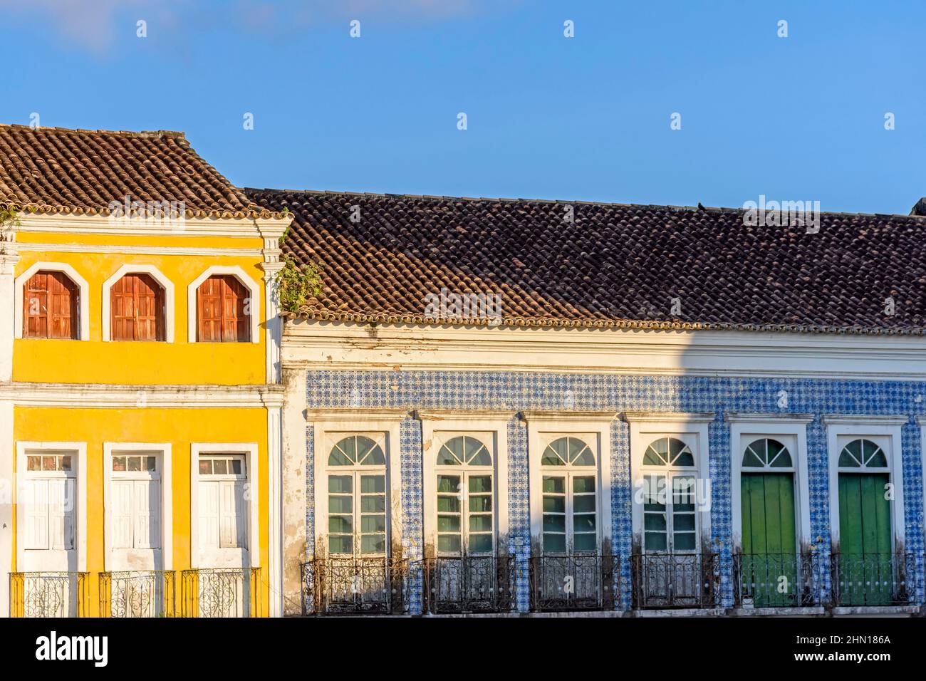 Façade d'un ancien bâtiment de style colonial avec ses balcons, ses lanternes et ses fenêtres et ses carreaux décorés dans le quartier de Pelourinho dans la ville de sa Banque D'Images