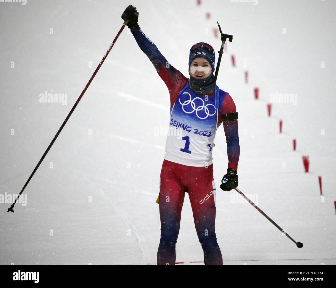 Zhangjiakou, Chine. 13th févr. 2022. Marte Olsbu Roeiseland, de Norvège, franchit la ligne d'arrivée pour remporter la course de biathlon féminin 10km aux Jeux olympiques d'hiver de Beijing 2022 à Zhangjiakou, en Chine, le dimanche 13 février 2022. Elvira Oeberg de Suède a remporté la médaille d'argent et Tiril Eckhoff de Norvège a remporté la médaille de bronze photo de Bob Strong/UPI . Crédit : UPI/Alay Live News Banque D'Images