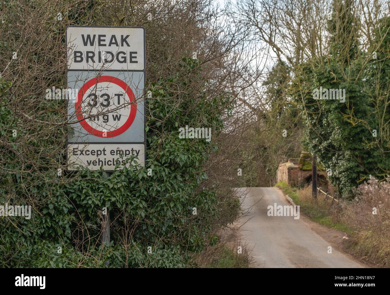 Panneau de signalisation du pont faible à l'entrée de l'ancien pont de Mayton dans la campagne de Norfolk Banque D'Images