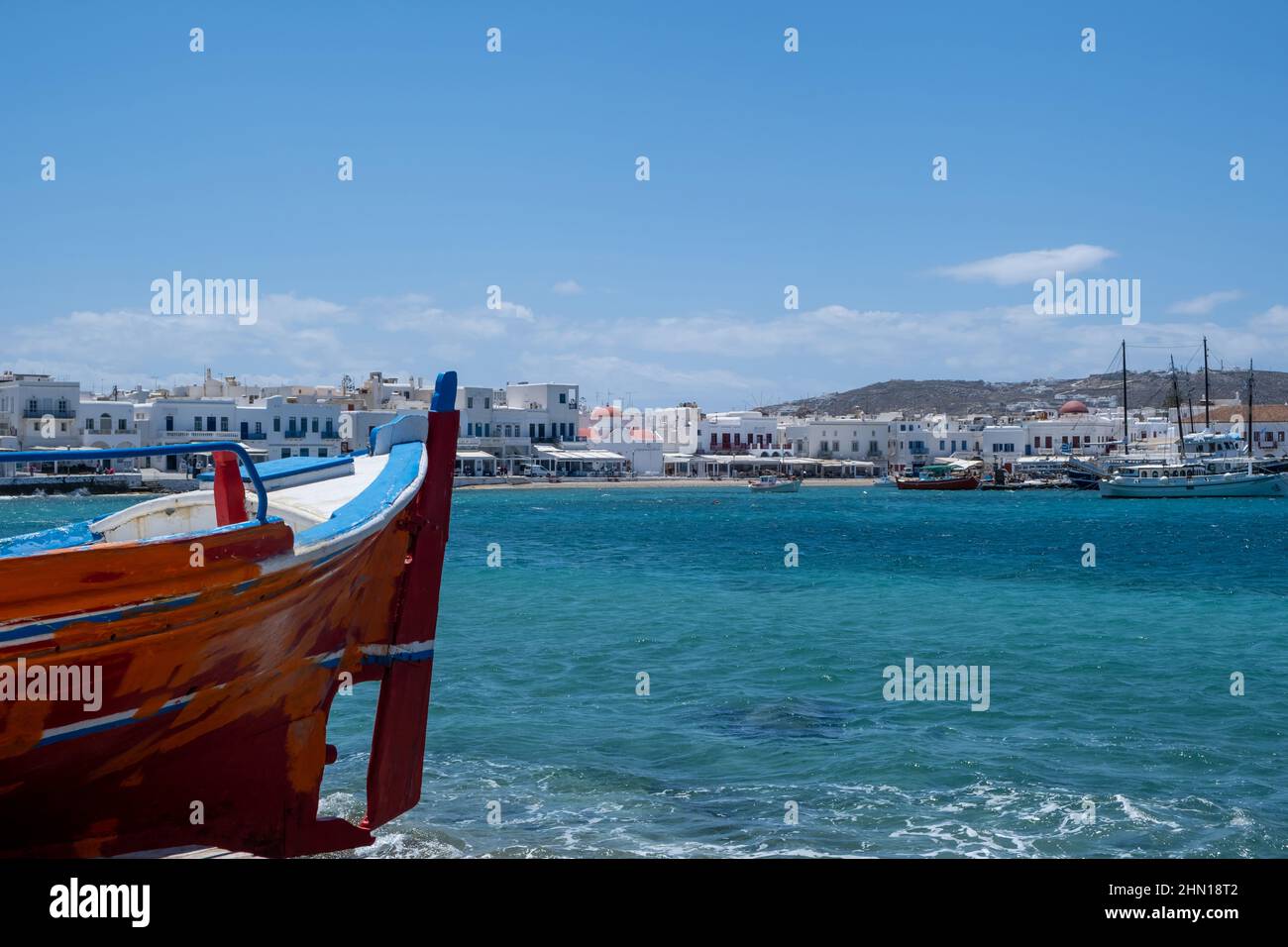 Grèce, île de Mikonos, destination Cyclades. Port de Mykonos, bâtiment blanchi à la chaux en front de mer, boutique, plage, fond bleu ciel. Vue de la mer, fron Banque D'Images