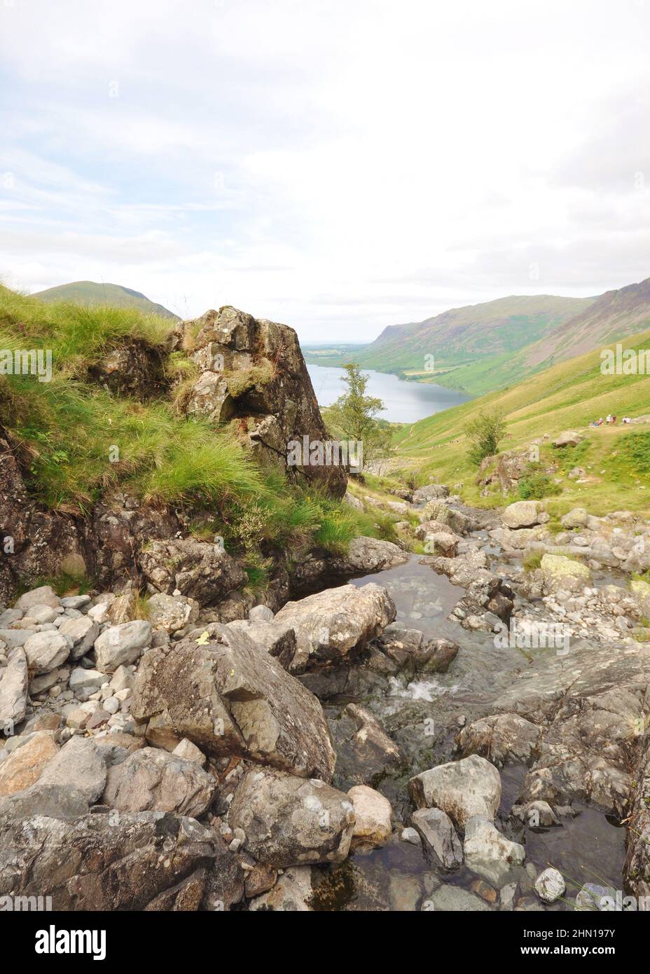Scafell Pike, district du lac, en regardant vers Wast Water avec ruisseau, piscines et rochers en premier plan courant vers le lac. Banque D'Images