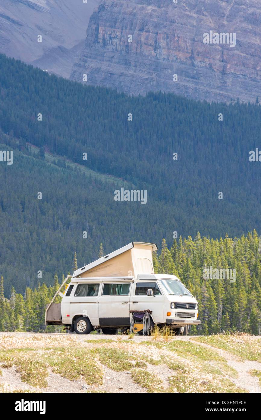 Fourgonnette Volkswagen T4 avec toit escamotable dans les paysages de l'Alberta au Canada Banque D'Images
