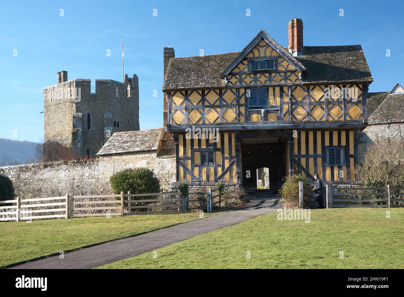 Stokesay, Shropshire, Angleterre, Grande-Bretagne. Fév 8th 2015, vue de la magnifique maison de Tudor sur le ciel bleu. Banque D'Images