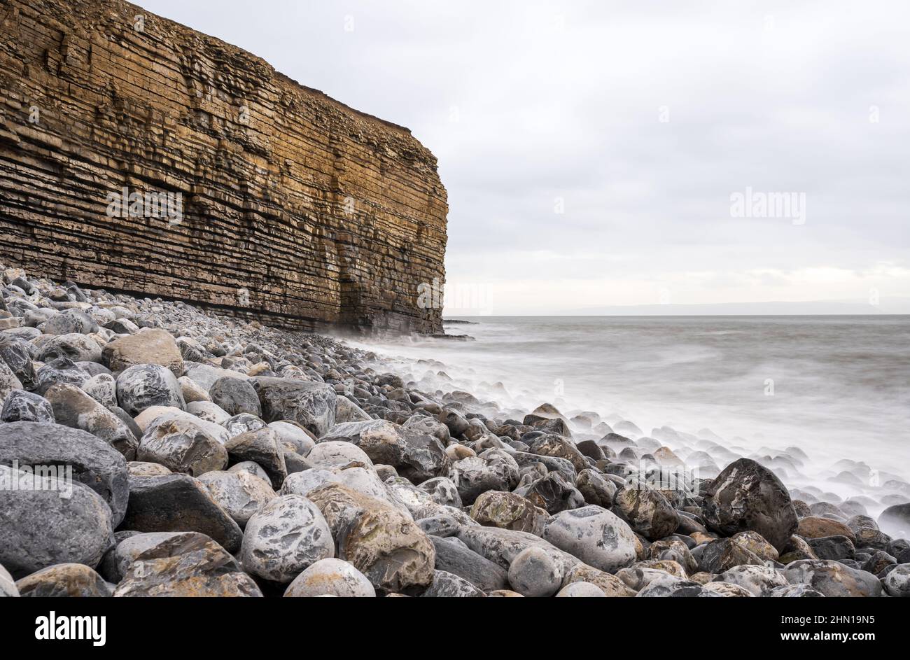 Plage rocheuse de Nash point sur la côte du patrimoine de Glamourgan, pays de Galles du Sud, GB Banque D'Images