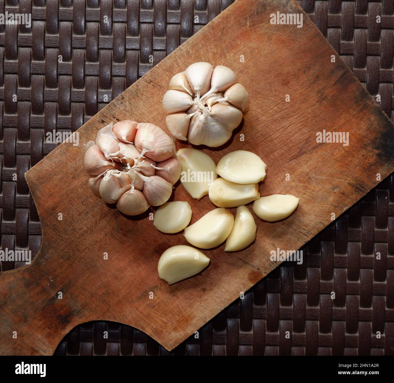 ail. gousses d'ail. épluchez la gousse d'ail. L'ail est l'une des principales épices de la cuisine indonésienne Banque D'Images