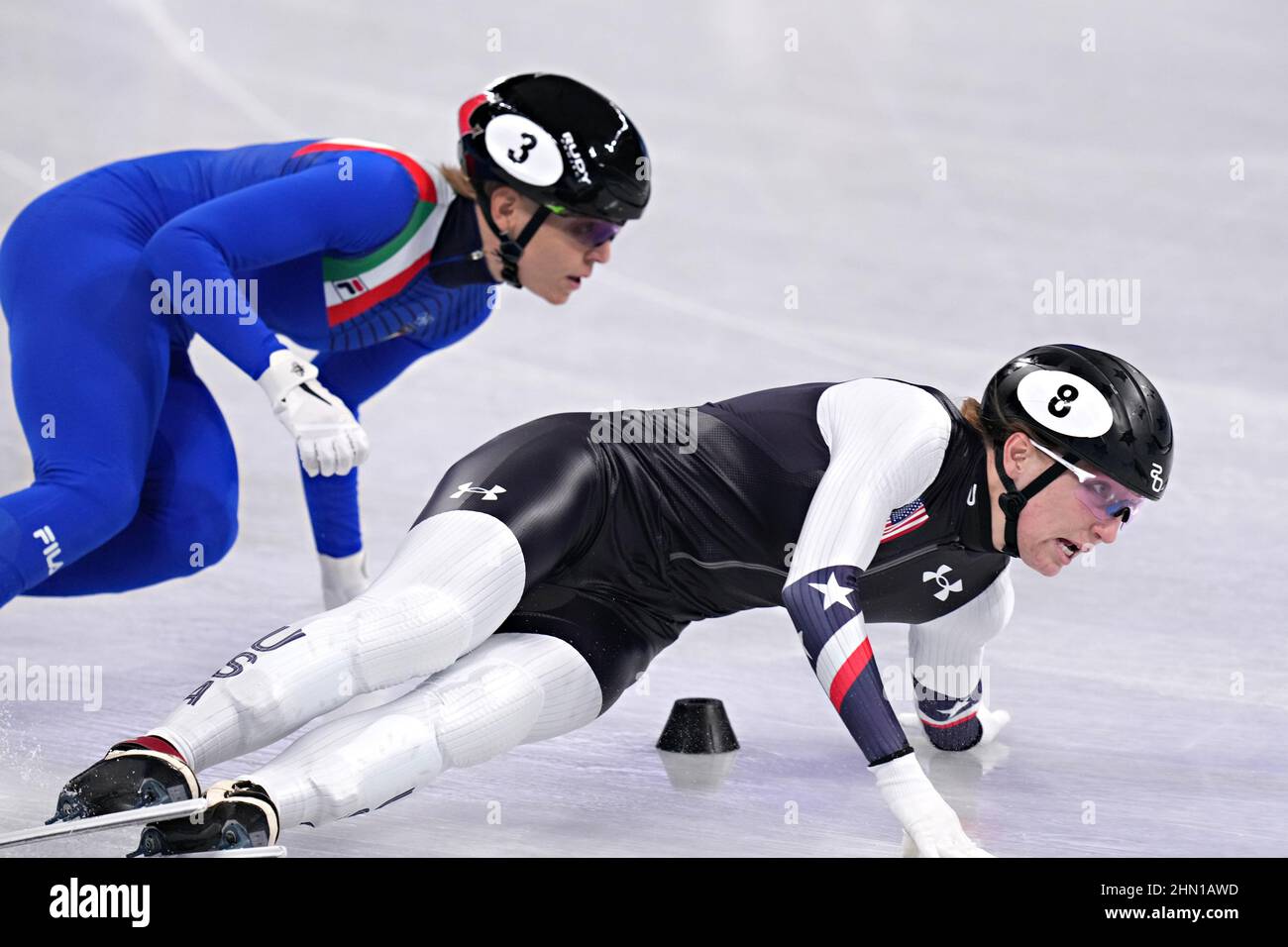 Pékin, Chine. 13th févr. 2022. Kristen Santos, des États-Unis, n° 8, tombe sur la glace au tournant tandis qu'Arianna Fontana, d'Italie, n° 3, se déplace de l'arrière pendant le dernier tour pour les finales de patinage de vitesse de l'équipe de course courte portée féminine 3000m Relay dans le stade intérieur de la capitale aux Jeux Olympiques d'hiver de Beijing 2022, dimanche, 13 février 2022. Les pays-Bas ont remporté la médaille d'or, la Corée du Sud la médaille d'argent et la Chine la médaille de bronze. Photo de Richard Ellis/UPI crédit: UPI/Alay Live News Banque D'Images