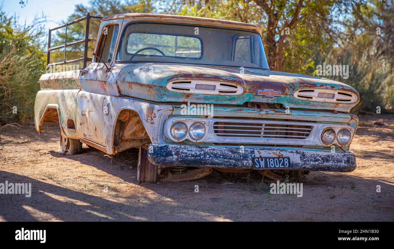 Région de Karas, Namibie - 10 07 2018 : voiture abandonnée au Canyon Roadhouse, près de Fish River Canyon. Banque D'Images