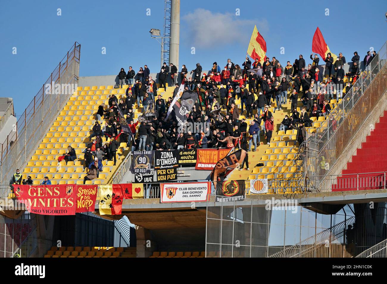 Lecce, Italie. 13th févr. 2022. Benevento Calcio Supporters pendant US Lecce vs Benevento Calcio, jeu de football italien série B à Lecce, Italie, febbraio 13 2022 crédit: Independent photo Agency/Alay Live News Banque D'Images