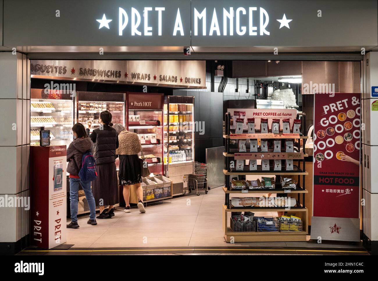 Hong Kong, Chine. 12th févr. 2022. Les clients sont vus à la chaîne multinationale britannique de sandwich PRET A Manger Shop à Hong Kong. (Photo de Budrul Chukrut/SOPA Images/Sipa USA) crédit: SIPA USA/Alay Live News Banque D'Images