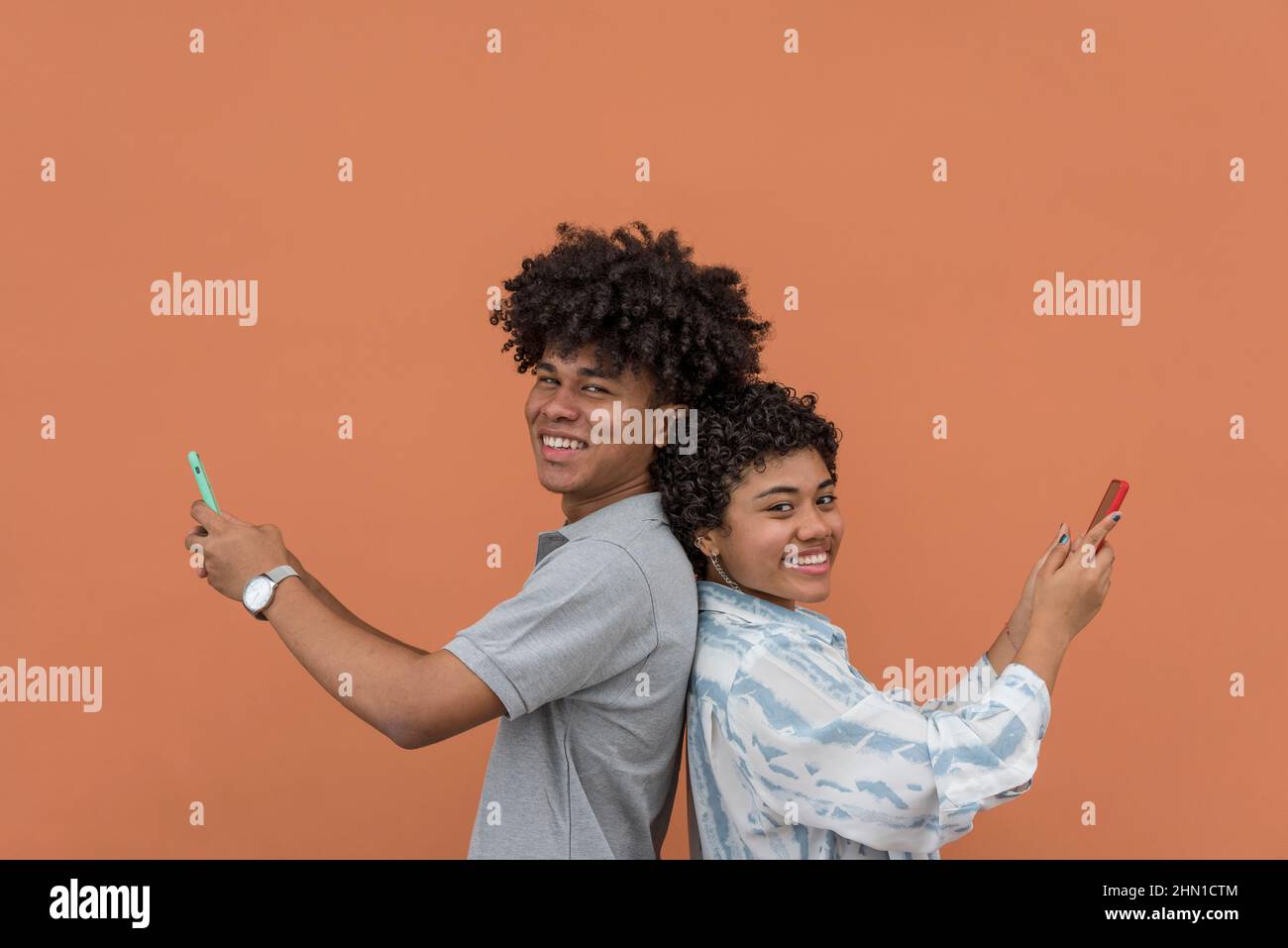 Couple latino-américain d'Afrique utilisant smartphone, Panama, Amérique centrale Banque D'Images