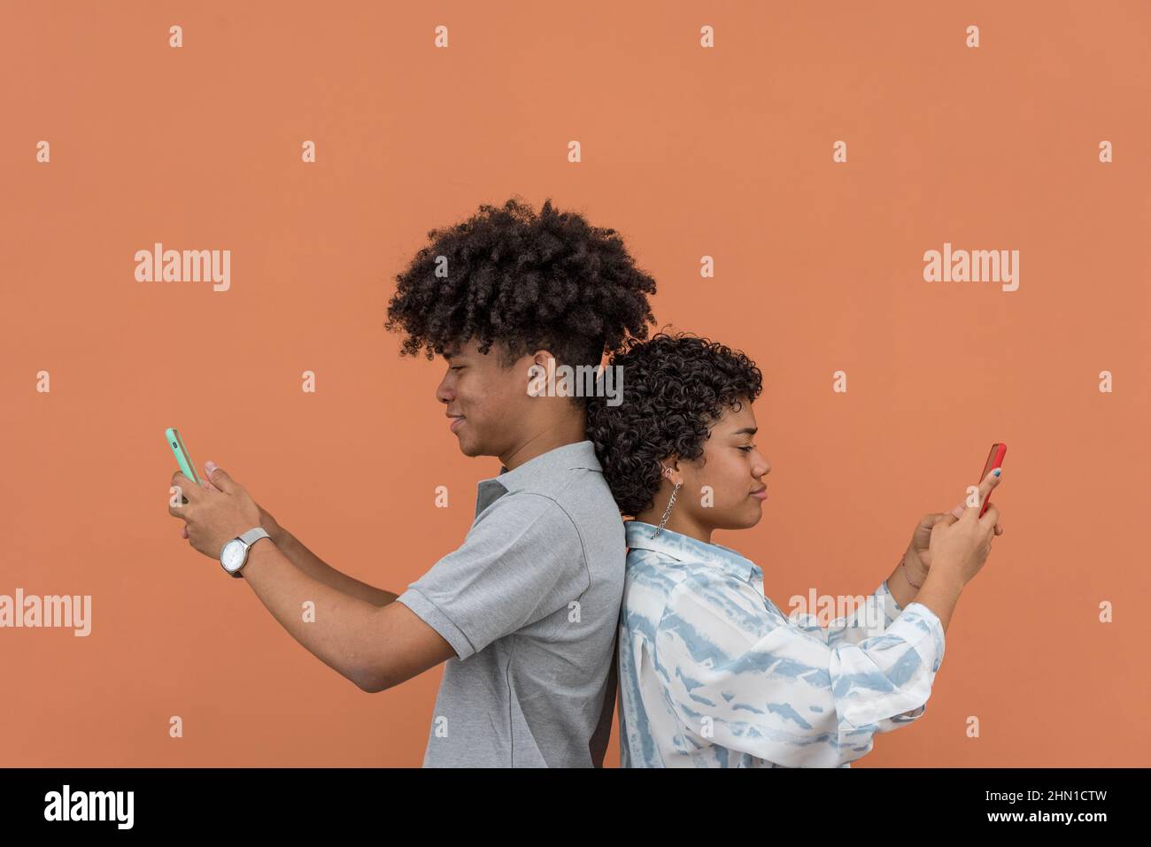 Couple latino-américain d'Afrique utilisant smartphone, Panama, Amérique centrale Banque D'Images