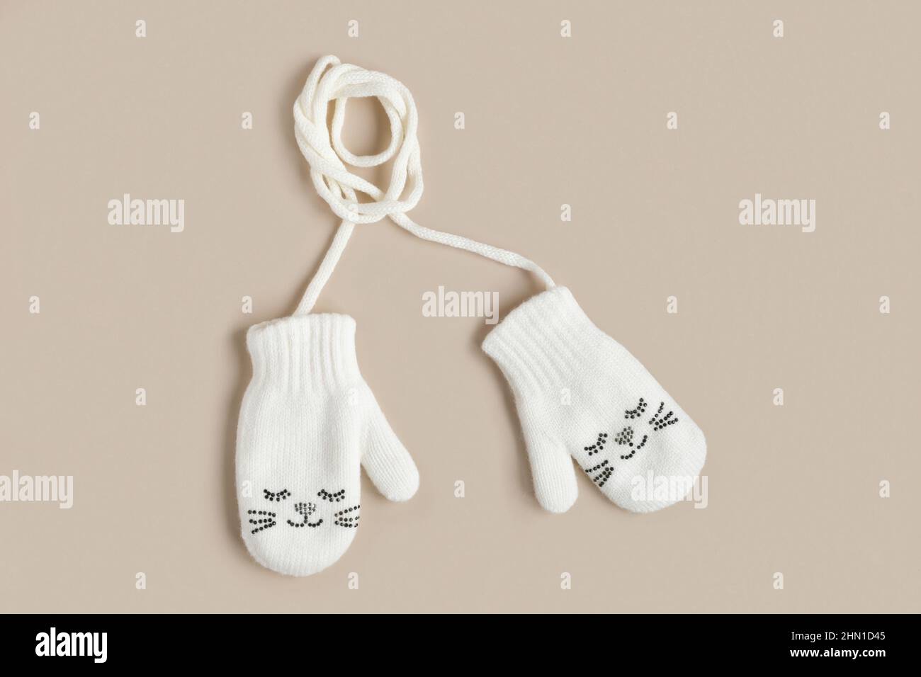 Moufles Blanches Tricotees Isolees Sur Fond Beige Naturel Vue Du Dessus Vetements D Hiver Pour Enfants Moufles Avec Sourire Gants Pour Bebe Photo Stock Alamy