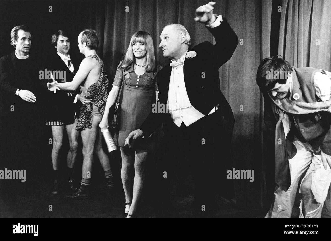 De gauche à droite: Paul Greenhalgh (Padre), Brian Capron (Ted), Barry Philips (Kenny), Catherine Kessler (Eileen), Peter Vaughan (Erpungham) dans LE CAMP ERPINGHAM par Joe Orton au King's Head Theatre, Londres N1 10/01/1979 conception: Judith Crozier réalisateur: Stewart Trotter Banque D'Images