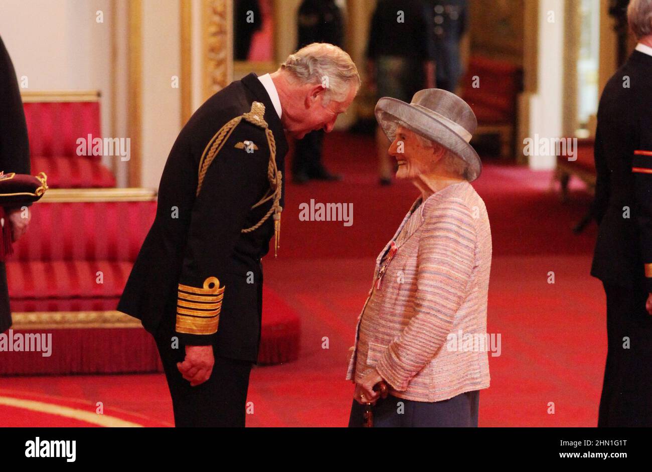 RETRANSMIS CORRECTION DE MOT-CLÉ photo du dossier en date du 20/05/16 de Beryl Vertue étant fait commandant de l'ordre de l'Empire britannique (CBE) par le Prince de Galles lors d'une cérémonie d'investiture à Buckingham Palace, Londres. Le producteur de télévision Beryl Vertue, dont la société a créé la série à succès Men mal et Sherlock, est décédé à l'âge de 90 ans. L'influent cadre des médias est passé paisiblement samedi entouré de famille. Date d'émission : dimanche 13 février 2022. Banque D'Images