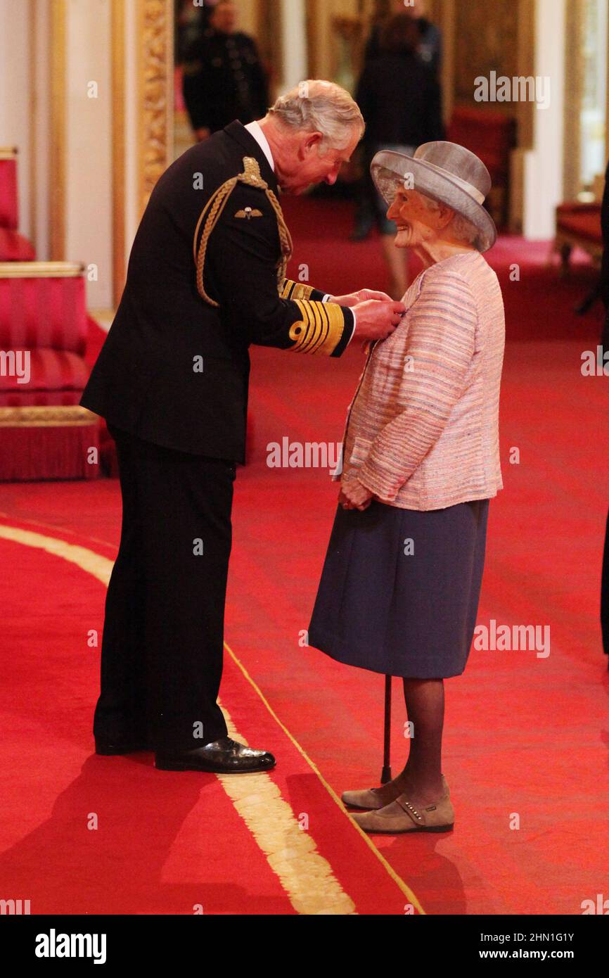 RETRANSMIS CORRECTION DE MOT-CLÉ photo du dossier en date du 20/05/16 de Beryl Vertue étant fait commandant de l'ordre de l'Empire britannique (CBE) par le Prince de Galles lors d'une cérémonie d'investiture à Buckingham Palace, Londres. Le producteur de télévision Beryl Vertue, dont la société a créé la série à succès Men mal et Sherlock, est décédé à l'âge de 90 ans. L'influent cadre des médias est passé paisiblement samedi entouré de famille. Date d'émission : dimanche 13 février 2022. Banque D'Images