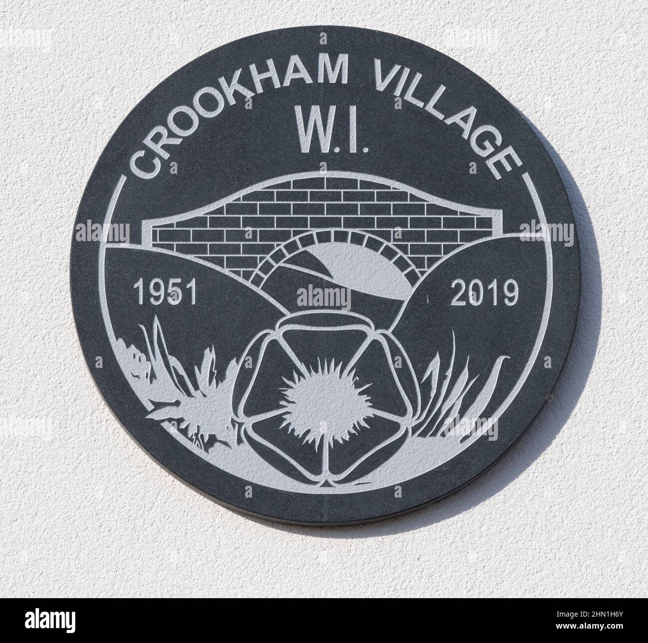 Plaque sur le Crookham Village Wi hall à Crookham, Hampshire, Angleterre, Royaume-Uni Banque D'Images