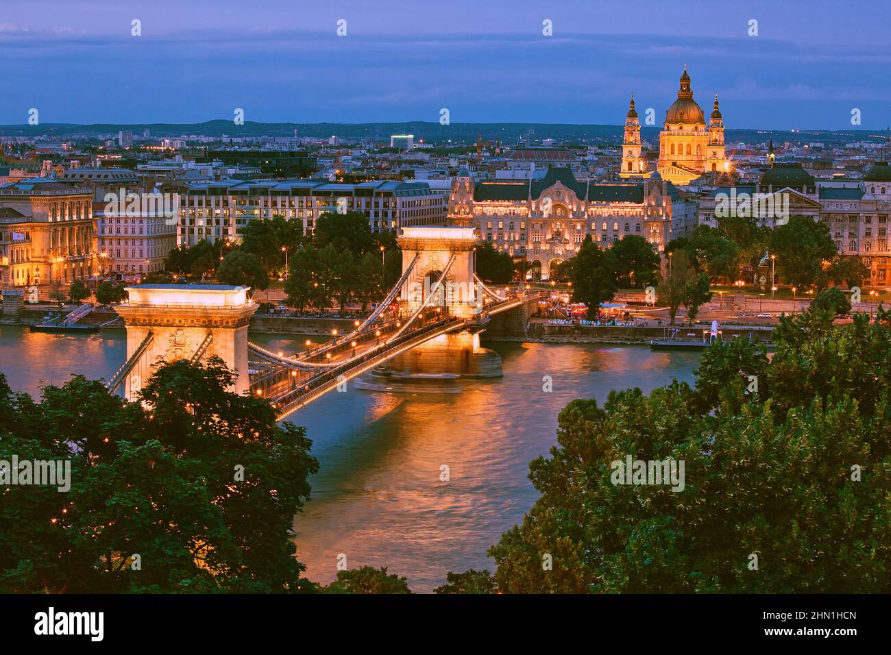 Vue sur le centre-ville de Budapest sur le Danube, magnifique paysage urbain après le coucher du soleil Banque D'Images
