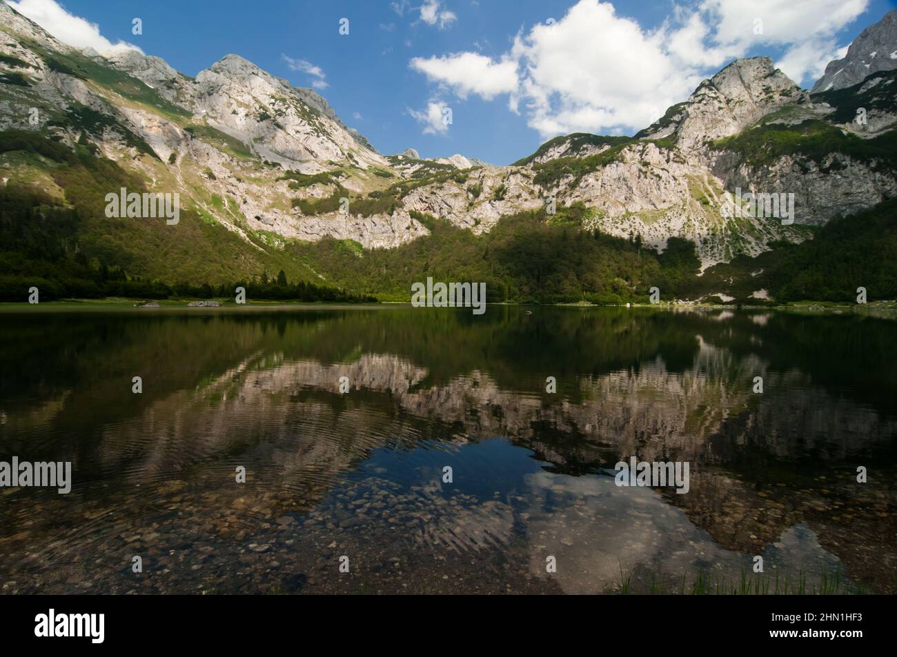 Lac Glacier appelé Trnovacko jezero sur la montagne Maglic, Bosnie-Herzégovine. Beau lac de montagne pour randonneurs et grimpeurs Banque D'Images