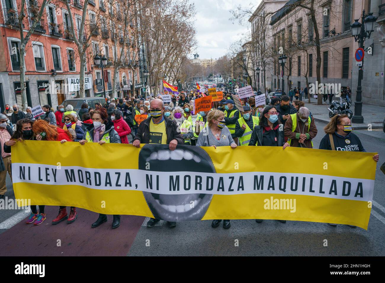 Madrid, Espagne. 13th févr. 2022. Les manifestants tiennent une bannière avec le slogan de la protestation 'ni loi de bâillon ni loi de make-up 'g' lors d'une protestation contre la loi controversée de sécurité connue sous le nom de 'loi de bâillon' à Madrid.des groupes et des collectifs autour de l'Espagne ont manifesté ce dimanche contre la réforme de la loi de bâillon sous le slogan 'ni a bâillon La loi, ni un bâillon, car ils la considèrent comme « insuffisante » pour laquelle ils exigent « l'abrogation totale » et « l'inverse à tout ce qui est préjudiciable aux droits de l'homme ». Crédit : SOPA Images Limited/Alamy Live News Banque D'Images