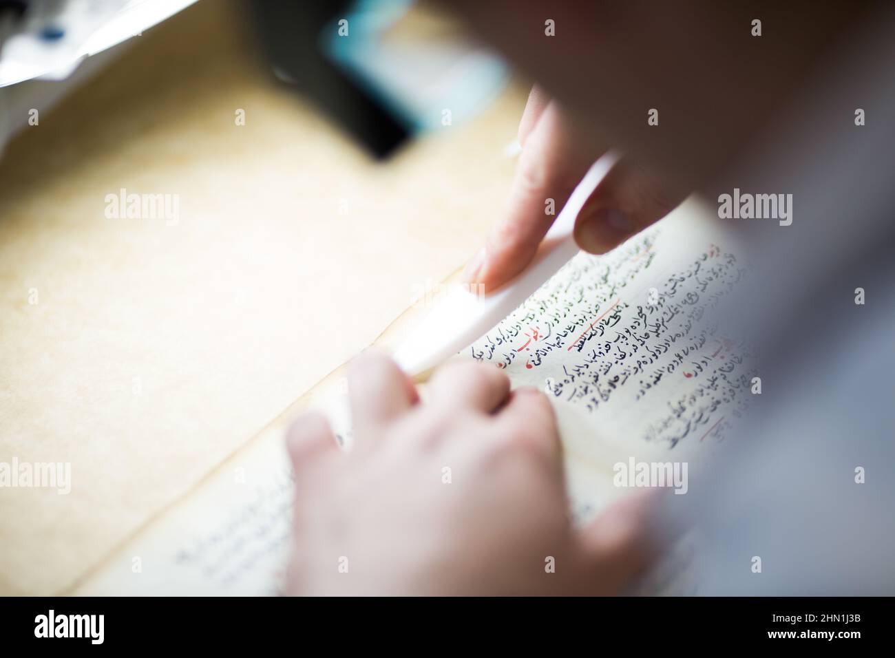 Restaurer les vieux documents arabes dans le laboratoire scientifique. Conservation et restauration du papier. Lettres arabes sur papier Banque D'Images