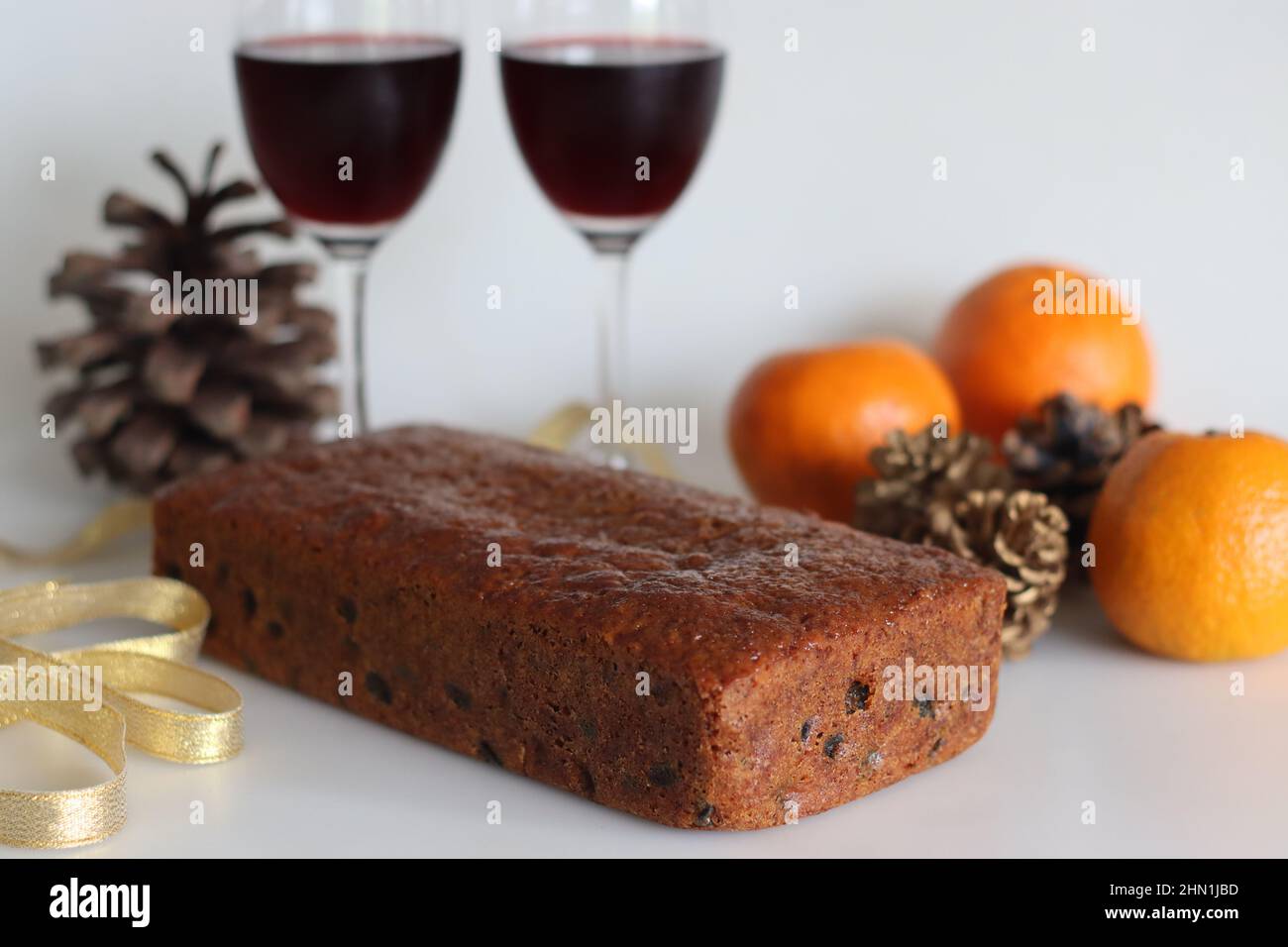 Gâteau aux fruits bouilli avec jus d'orange. Gâteau facile aux fruits sans alcool. Fait à partir de fruits secs bouillis dans le jus d'orange. Prise de vue sur fond blanc Banque D'Images