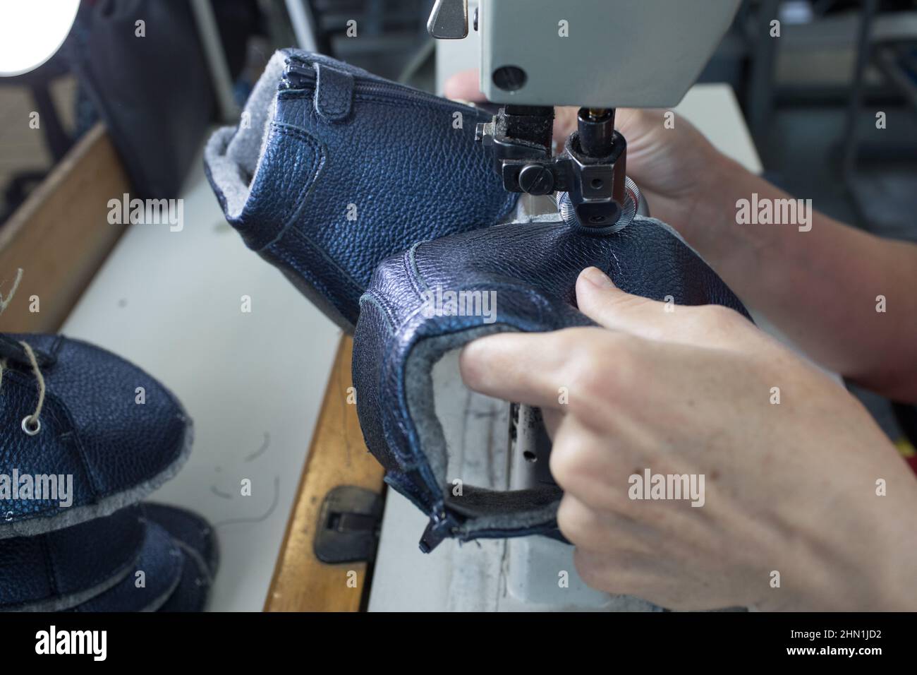 Processus de production de chaussures pour enfants. Travail de main en tissu. Banque D'Images