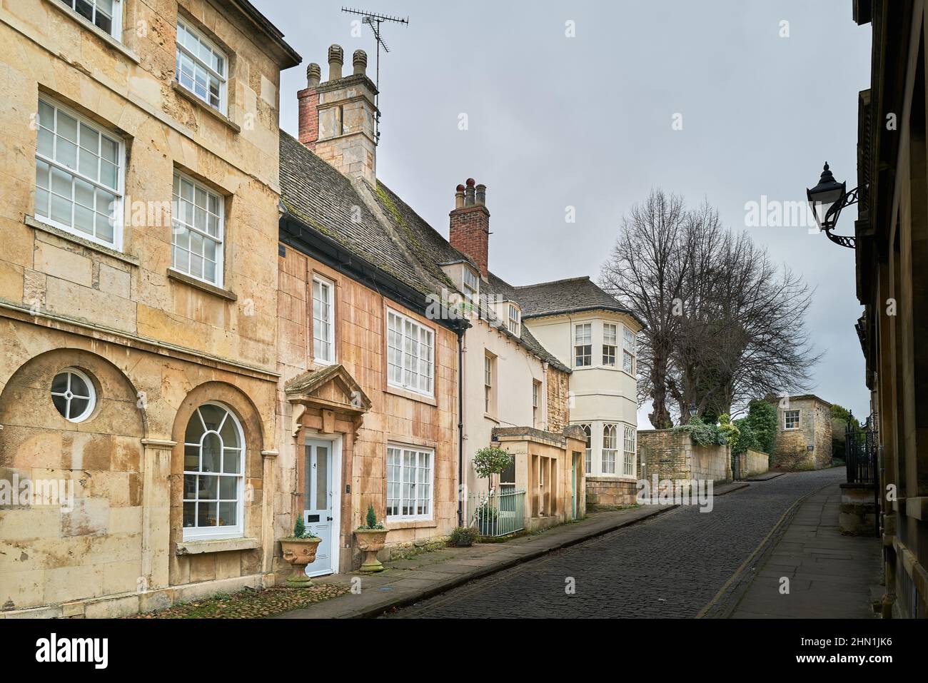 Barn Hill, une rue pavée à Stamford, la plus belle ville en pierre d'Angleterre. Banque D'Images