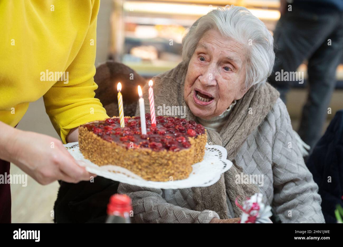Cake With Candles On Top Banque D Image Et Photos Alamy