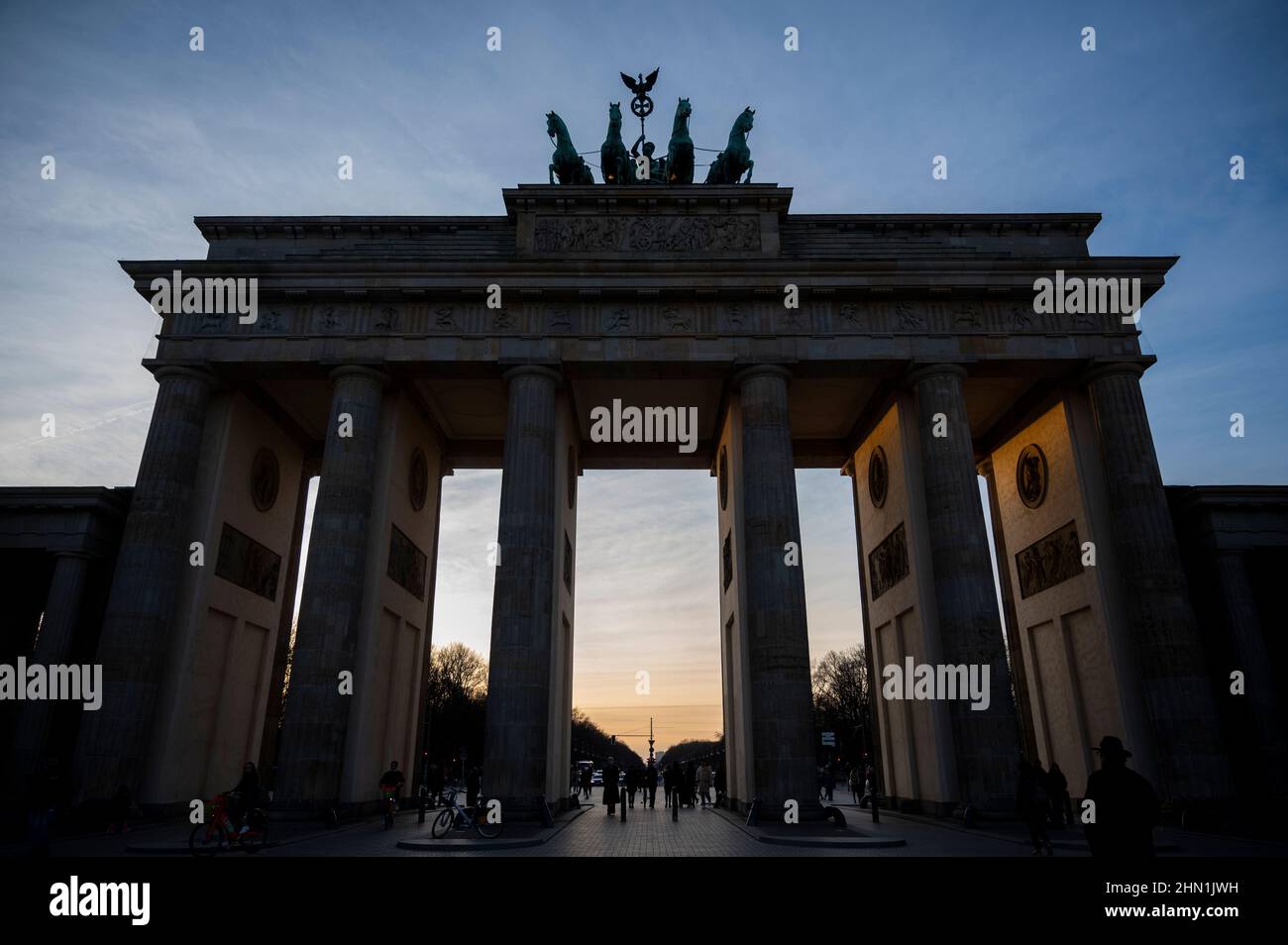 Berlin, Allemagne. 13th févr. 2022. Le soleil se couche derrière la porte de Brandebourg. Credit: Christophe bateau/dpa/Alay Live News Banque D'Images