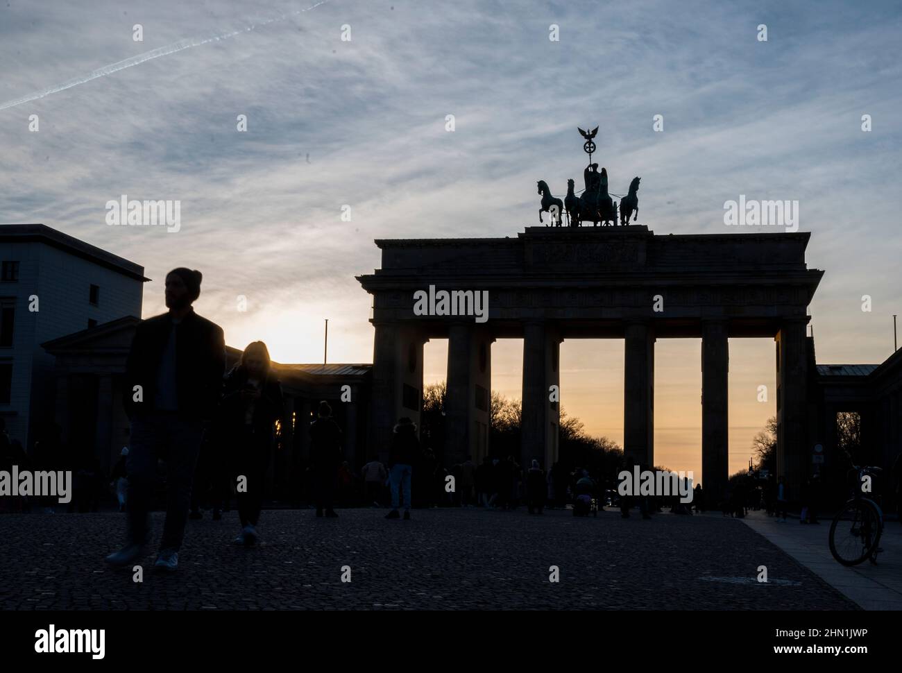 Berlin, Allemagne. 13th févr. 2022. Le soleil se couche derrière la porte de Brandebourg. Credit: Christophe bateau/dpa/Alay Live News Banque D'Images
