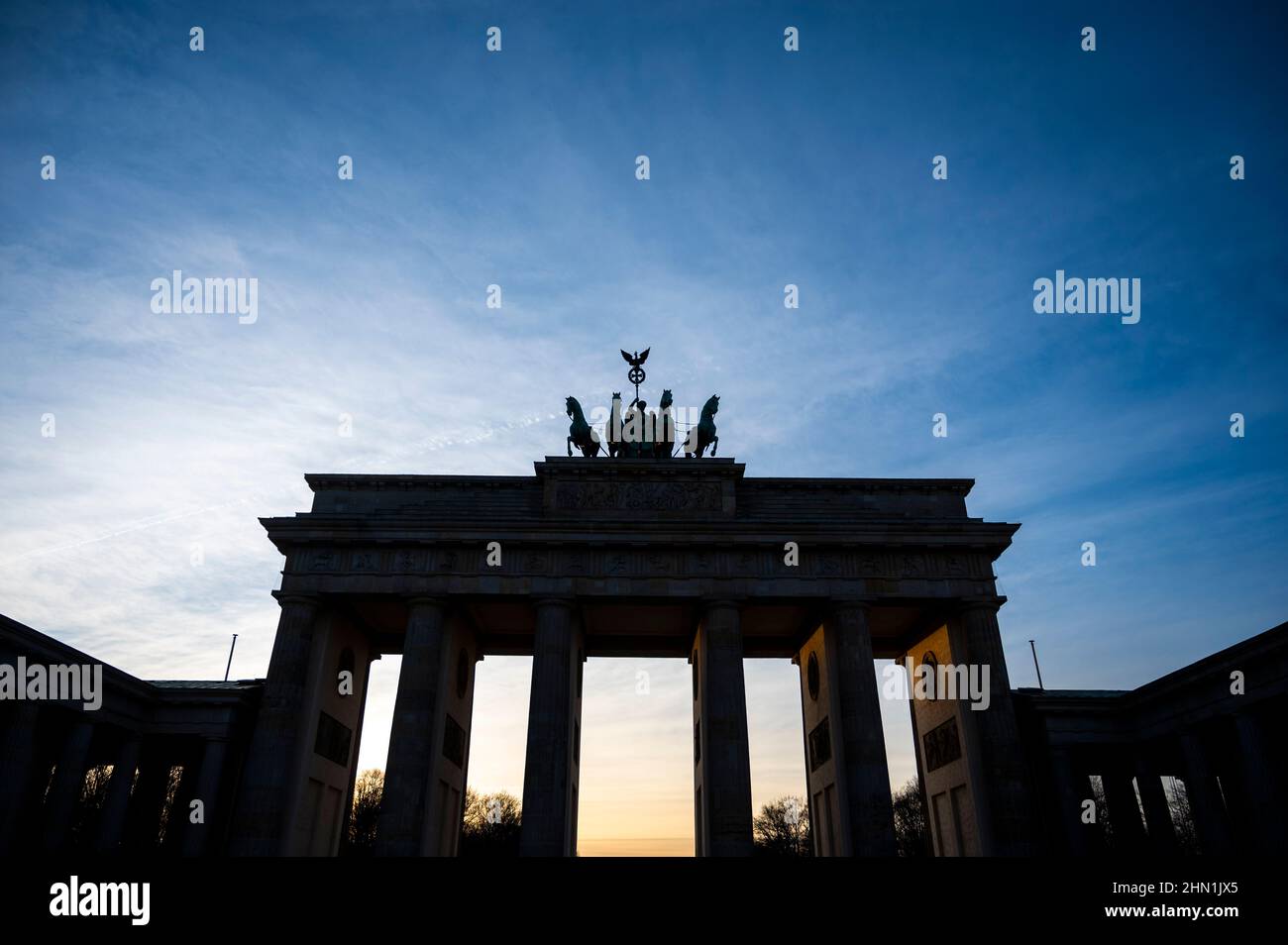 Berlin, Allemagne. 13th févr. 2022. Le soleil se couche derrière la porte de Brandebourg. Credit: Christophe bateau/dpa/Alay Live News Banque D'Images