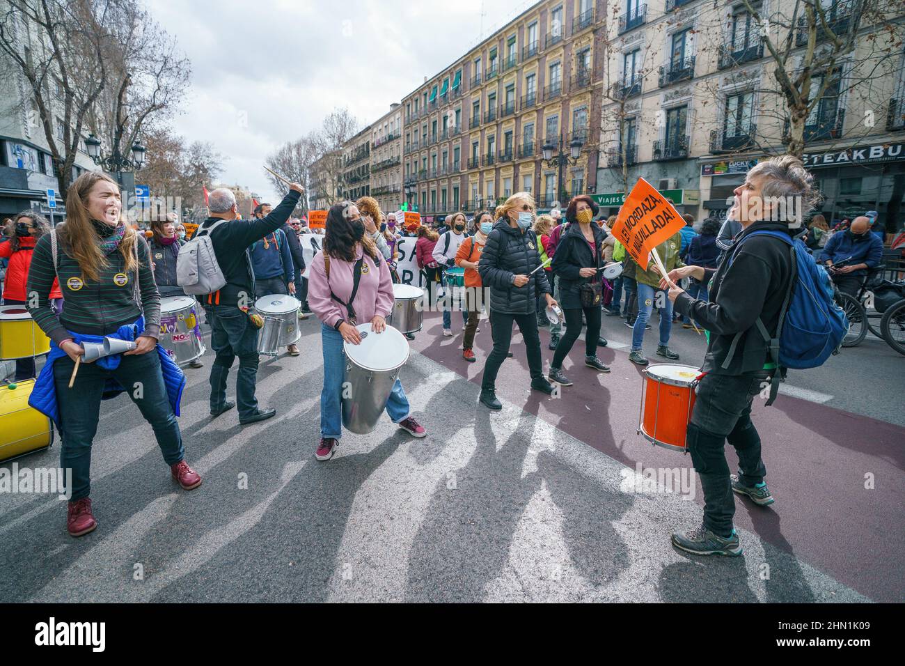 Madrid, Espagne. 13th févr. 2022. Les manifestants jouent des tambours et brandent des slogans lors d'une protestation contre la loi controversée sur la sécurité, connue sous le nom de 'ley mordaza' (loi sur le bâillon) à Madrid.des groupes et des collectifs autour de l'Espagne ont manifesté ce dimanche contre la réforme de la loi sur le bâillon sous le slogan 'ni une loi sur le bâillon, Ni un bâillon, car ils le considèrent comme « insuffisant » pour lequel ils exigent « l'abrogation totale » et « l'inverse à tout ce qui est préjudiciable aux droits de l'homme ». (Photo par Atilano Garcia/SOPA Images/Sipa USA) crédit: SIPA USA/Alay Live News Banque D'Images