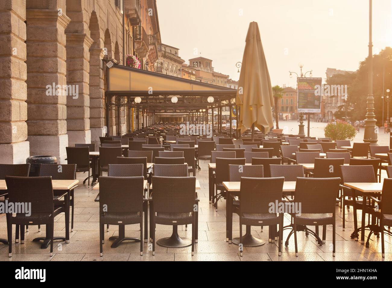 VÉRONE, ITALIE - 19th juillet 2019 : café de rue vide, tôt le matin dans la ville Banque D'Images