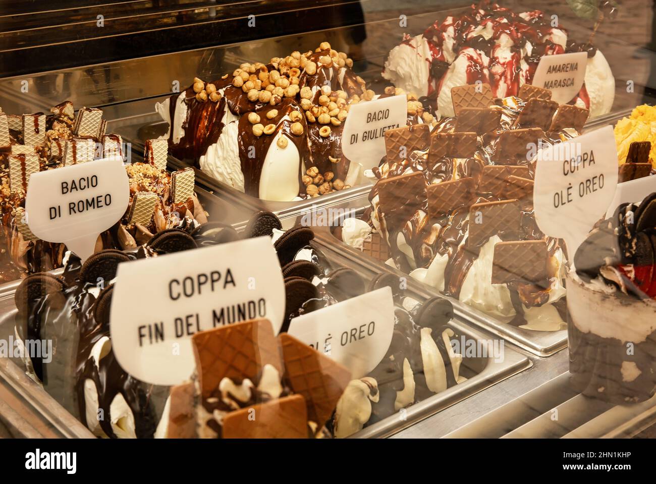 VÉRONE, ITALIE - 18th juillet 2019 : glace italienne dans la rue de Vérone, noms : baiser de Romeo, baiser de Giulietta, fin du monde Banque D'Images